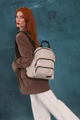 Mochila urbana de diseño funcional, color negro, confeccionada en nylon impermeable. Cuenta con un compartimento principal amplio, un bolsillo frontal adicional con cierre y correas ajustables con detalle de marca.