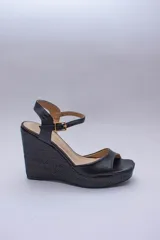 Sandalias negras de cuero con plataforma y tacón corrido cubierto en rafia.