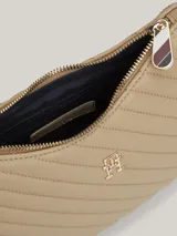 Cartera de hombro color beige con textura acolchada en diagonal y logo metálico dorado de Tommy Hilfiger. Tiene asa superior, correa ajustable y extraíble, cierre de cremallera, bolsillo interior con cremallera y forro de poliéster.
