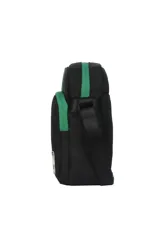 Morral deportivo negro con detalles en verde, con compartimento principal con cierre y bolsillo frontal. Incluye el logo de los Boston Celtics en la parte superior y el logo de la NBA en la parte inferior. Cuenta con correa regulable y un llavero colgante con el logo de la NBA.