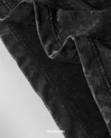 Remera negra con efecto gastado y logo estampado en el frente.