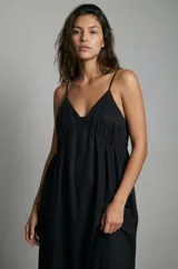 Vestido midi negro con tirantes finos, escote en V y corte fluido con frunces bajo el busto.