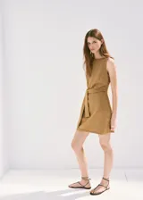 Vestido corto sin mangas color tostado, con cuello redondo y lazo ajustable en la cintura.