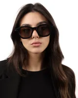 Lentes de sol negros con forma redonda y cristales degradados.