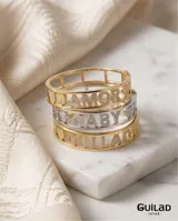 Pulsera rígida de metal plateado con diseño calado que incluye el nombre Gaby y detalles de corazones, completamente recubierta de circonias brillantes.