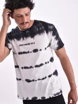 Remera blanca con efecto tie-dye negro y texto "Overthinking Kills" estampado en el pecho.