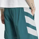 Short Adidas Adicolor Double Blocked verde oscuro con el icónico diseño de las tres franjas en blanco en el lateral, confeccionado en tejido antidesgarre de corte holgado.