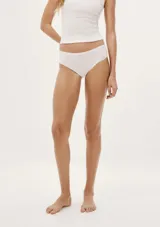 Pack de tres bombachas de algodón en color negro, beige y blanco, con corte clásico y logo bordado en la parte delantera.