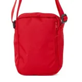 Bandolera Converse tipo morral, color rojo, con correa ajustable para el hombro, cierre principal y bolsillo frontal con solapa. Presenta el logo circular de la marca estampado en el frente.