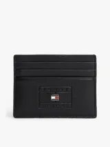 Tarjetero de piel granulada color negro, con múltiples ranuras exteriores para tarjetas y parche frontal con logo en relieve e insignia esmaltada de la marca Tommy Hilfiger.