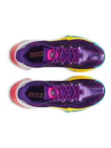 Championes de básquetbol Under Armour Curry Series 7, con diseño multicolor vibrante en tonos violeta, amarillo, turquesa y rojo. Presentan parte superior de tejido de punto ligero, amortiguación UA Flow de doble densidad para mayor rebote y suela de alto agarre para cambios de dirección rápidos.