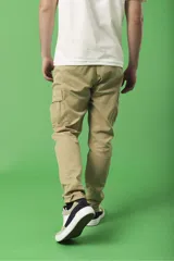 Pantalón cargo color beige, de corte recto y tiro medio, con bolsillos laterales con solapa y bolsillos traseros.