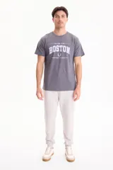 Remera gris de manga corta, con corte regular fit y estampado frontal "Boston College Team Department of Athletic" en color blanco.