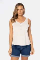 Musculosa blanca sin mangas, de corte clásico y calce cómodo, confeccionada en tejido suave. Presenta escote redondo, cartera con botones frontales y un pequeño bolsillo aplicado en el pecho.