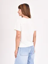 Remera negra de mangas cortas y cuello redondo con detalle de costura horizontal en la parte superior.