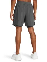 Short de running Under Armour con diseño 2 en 1, que incluye un pantalón corto exterior ligero y un short de compresión integrado. Cuenta con cintura elástica con cordón interno, paneles de malla para ventilación, bolsillos laterales y logo reflectante.
