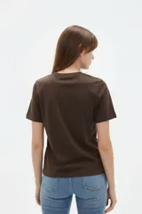 Remera de algodón color blanco, con cuello redondo, mangas cortas y estampa frontal rectangular con motivo de animal print estilo cebra y la palabra 'ICON'.