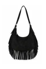 Cartera tipo hobo color negro de gamuza con flecos colgantes en los laterales y la base, asa de hombro ajustable con hebillas metálicas y cierre superior.