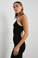 Vestido midi negro de tejido de punto acanalado, corte ajustado y sin mangas con ribete blanco en cuello y sisas.