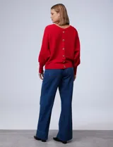 Buzo marca Cupio de tejido acanalado color azul. Tiene mangas largas estilo dolman y aplique de botones en la espalda.