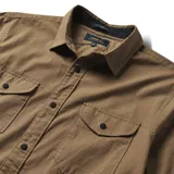 Camisa de manga larga color caqui con dos bolsillos frontales con solapa y cierre de botón.