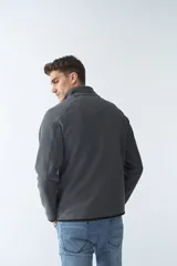 Buzo polar de algodón azul marino con cuello elevado, logo estampado, bolsillo frontal con cierre y medio cierre frontal.