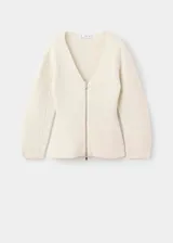 Chaqueta de punto medio color beige, con cuello en V, cierre frontal con cremallera, diseño entallado y manga larga.