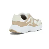 Championes Vizzano de estilo casual con diseño de paneles en tres tonos: blanco, beige y crema. Presentan cierre de cordones, suela de plataforma gruesa y logo lateral en forma de V.