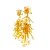 Aros colgantes con base de cuentas doradas y racimo de canutillos naranjas, flores rosas y cristales champagne. Cierre con perforación.