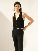 Chaleco negro de crepe, estilo masculino y corte entallado.