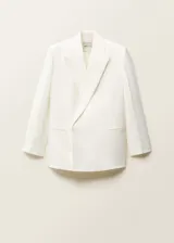 Blazer de corte recto y estilo sastre, color blanco, con cuello de solapa, cierre frontal de botón oculto y bolsillos laterales de ribete.