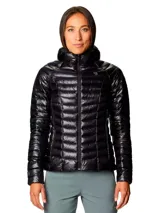 Campera puffer negra con capucha, de diseño acolchado y ultraligero, con cierre frontal completo y bolsillos laterales.