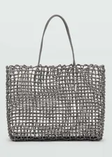 Bolso tipo shopper de diseño trenzado en color gris, con dos asas superiores y estructura abierta sin cierre.