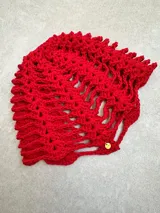 Casquete tejido a crochet en hilo de algodón color marrón, con diseño de red calada.