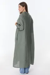 Kimono largo de lino color bordó, con flecos decorativos en los bordes frontales y mangas 3/4.