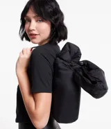 Campera ultra leve Blue Steel, confeccionada en poliamida, con diseño de gajos, capucha, cierre frontal por cremallera, bolsillos laterales con botones y elástico en los puños.