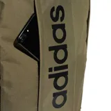 Mochila Adidas color verde militar, con amplio compartimento principal, bolsillo frontal vertical con cierre y gran inscripción vertical de la marca en color negro. Cuenta con base reforzada en tono negro y detalles en malla en los laterales.