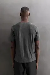 Remera técnica de manga corta Zara Athleticz, de corte regular fit y cuello redondo. Confeccionada en tejido jacquard ligero y elástico en color marrón con efecto texturizado y detalles de logo estampado.