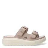 Sandalias de mujer color beige con doble tira ancha con hebillas doradas ajustables y plataforma liviana ondulada.