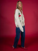 Saco color crudo de lana con bordado de cerezas rojas y hojas verdes. Tiene escote en V y cierre frontal con lazos.