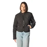 Campera bomber acolchada negra de nylon, con cuello redondo, cierre frontal, mangas largas y tres bolsillos externos con cierre.