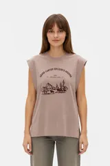 Musculosa color crudo con estampado frontal de paisaje montañoso y texto "EXPLORING Outlands", corte holgado y aberturas laterales en el ruedo.