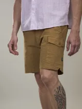 Bermuda cargo color ocre de calce casual confeccionada en ripstop con spandex. Terminación garment dye que le aporta resistencia y un acabado único.