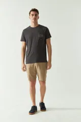 Remera de hombre de corte regular, color gris oscuro, con escote redondo, mangas cortas y bolsillo frontal con logo estampado.