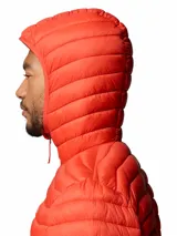 Campera puffer con capucha Columbia modelo Powder Pass Hooded, color rojo, acolchada con diseño horizontal, cierre frontal y bolsillos laterales con cremallera. Cuenta con tecnología Omni-Shield y aislamiento Thermarator.