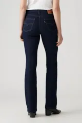 Jeans de tiro alto color azul oscuro, ajustados en cadera y muslos, con pierna acampanada.