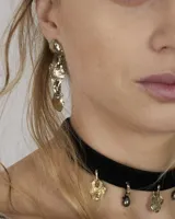 Aros colgantes de diseño orgánico con textura irregular, compuestos por tres piezas eslabonadas de metal con acabado brillante.