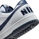 Championes Nike Big Low blancos con detalles en azul marino. Presentan una parte superior de cuero real y sintético, superposiciones cosidas, orificios de ventilación en la puntera y suela de goma.