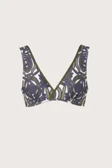 Top de bikini con escote en V profundo, diseño de estampado orgánico en tonos verde y violeta sobre fondo blanco, con ribetes en color verde oliva.