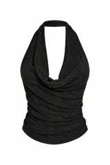 Top halter negro con brillo, cuello drapeado y diseño fruncido en el cuerpo.